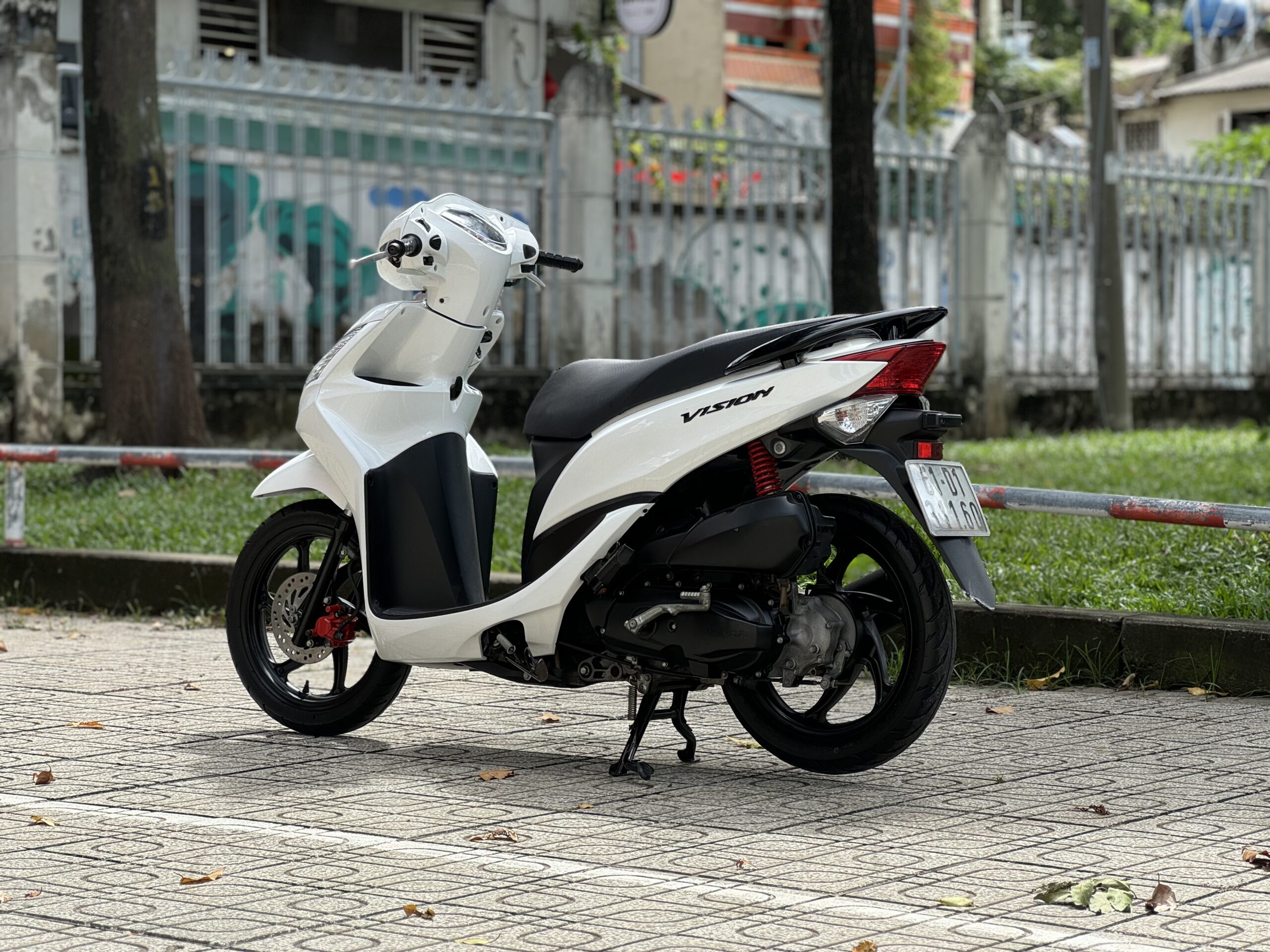 Hình ảnh xe Vision cũ đời 2013 tại cửa hàng Phương Đông.