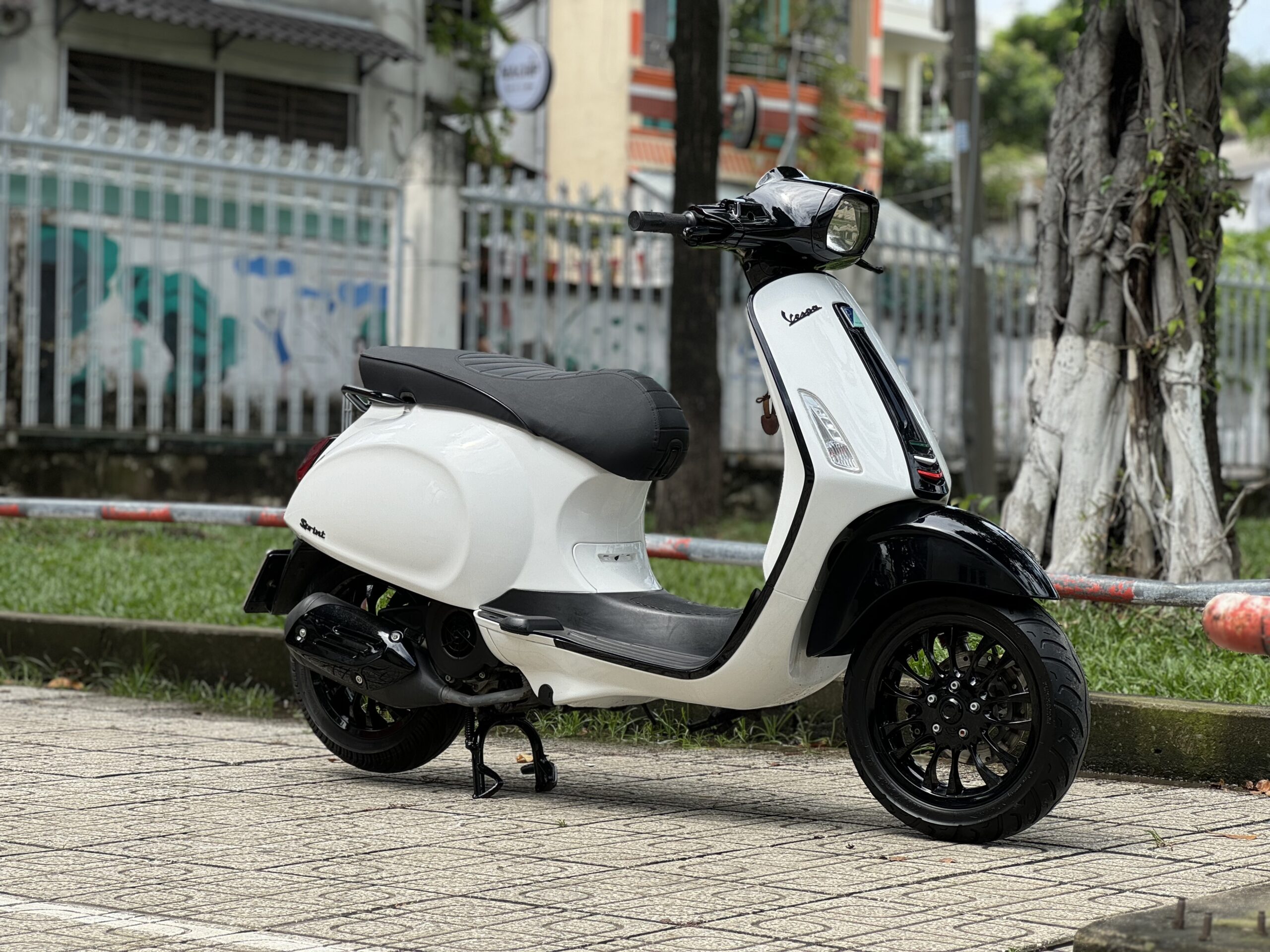 Các dòng xe máy cũ Vespa tại của hàng Phương Đông vẫn giữ kiểu dáng sang trọng, thanh lịch, tạo điểm nhấn trên phố.