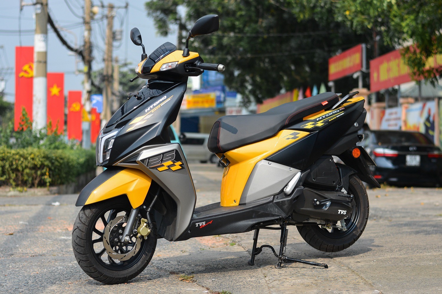 TVS Ntorq 125 Race Edition có nút bấm đèn Hazard và nút tắt động cơ nhanh. (nguồn internet)