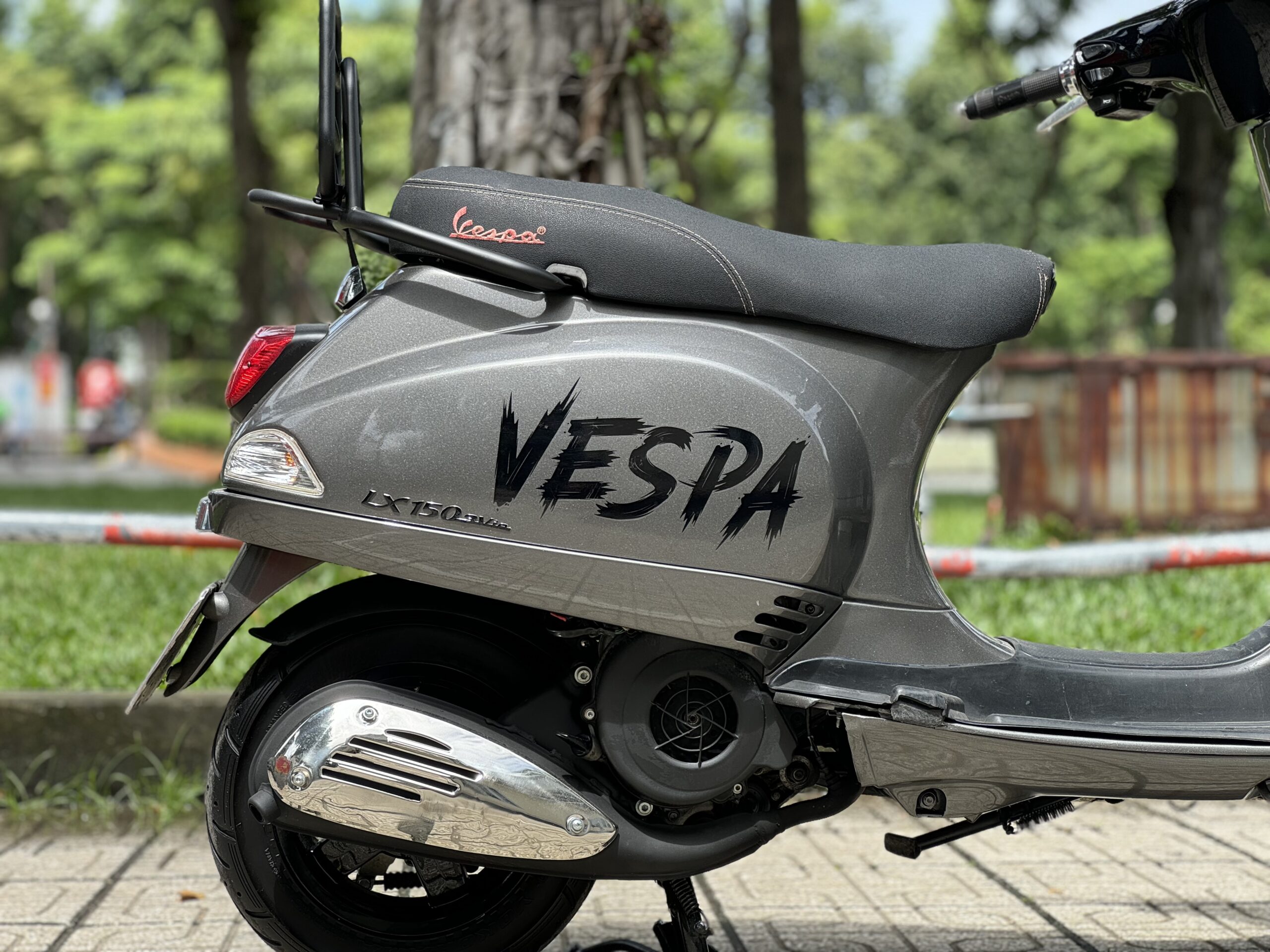 Hình ảnh xe máy Vespa đời 2013 cũ màu xám lông chuột (Chụp bởi Phương Đông)