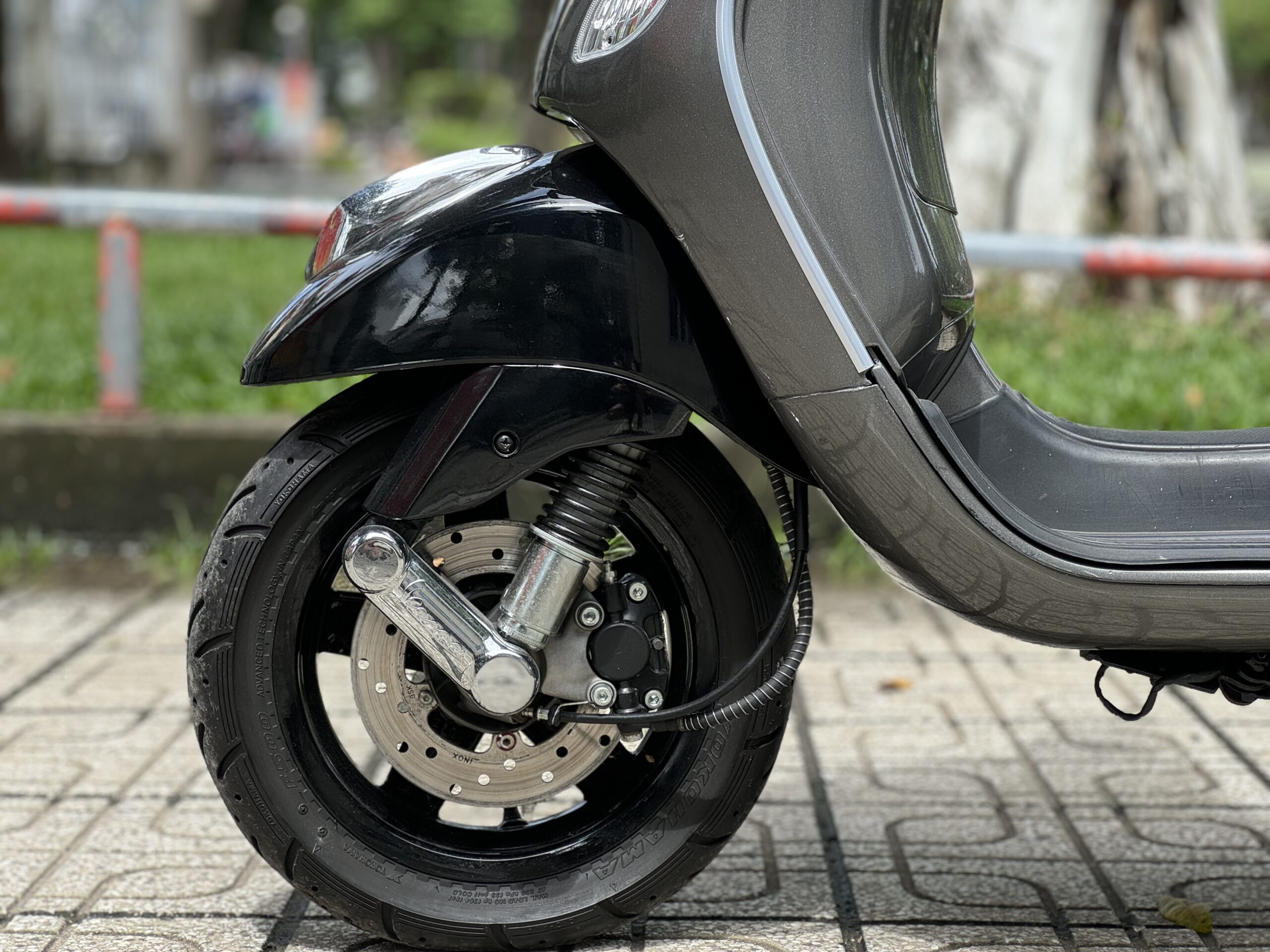 Hình ảnh bánh xe Vespa 2013 cũ màu xám lông chuột (Chụp bởi Phương Đông)