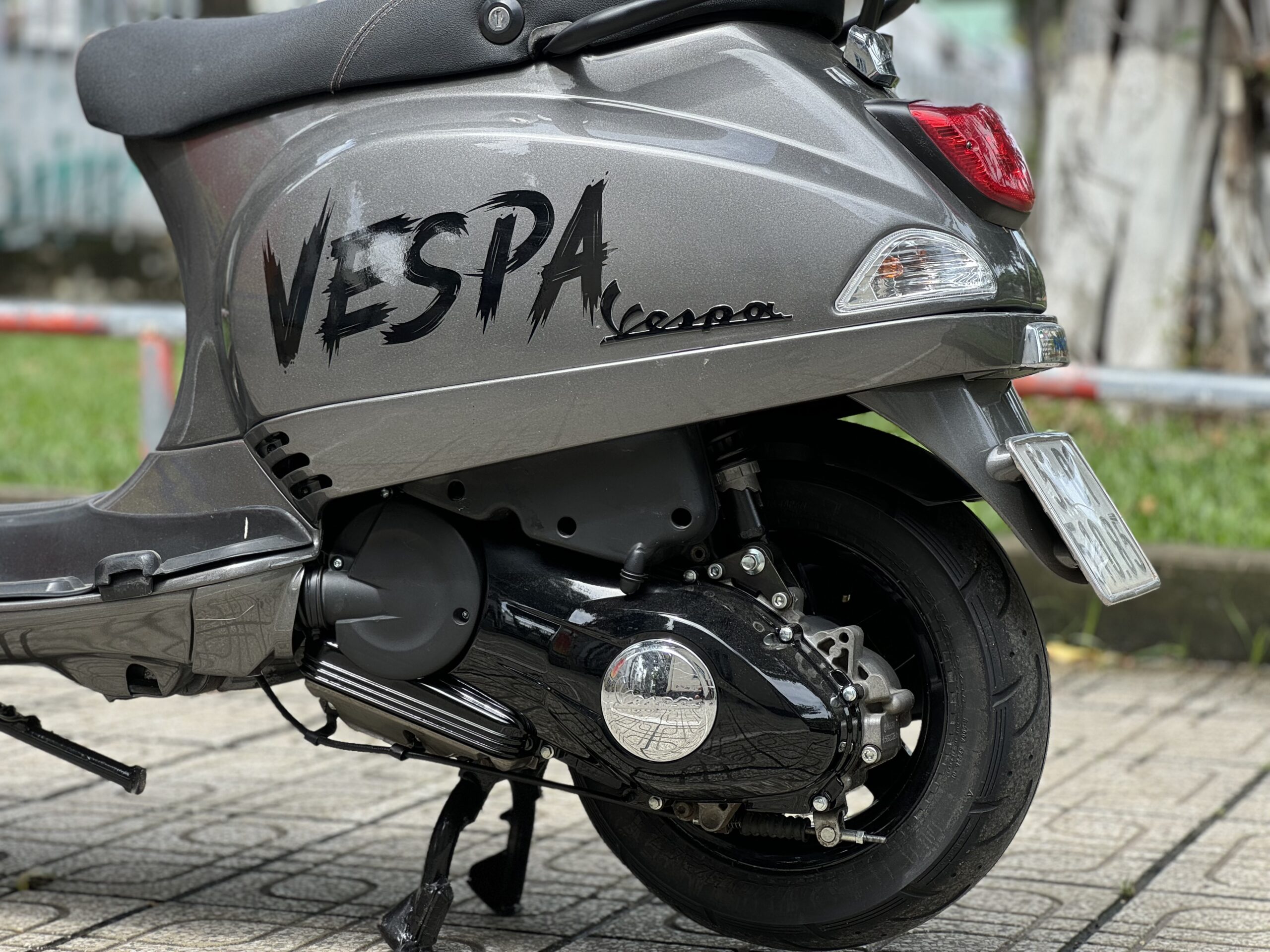 Hình ảnh Vespa cũ 2013 màu xám lông chuột (Chụp bởi Phương Đông)