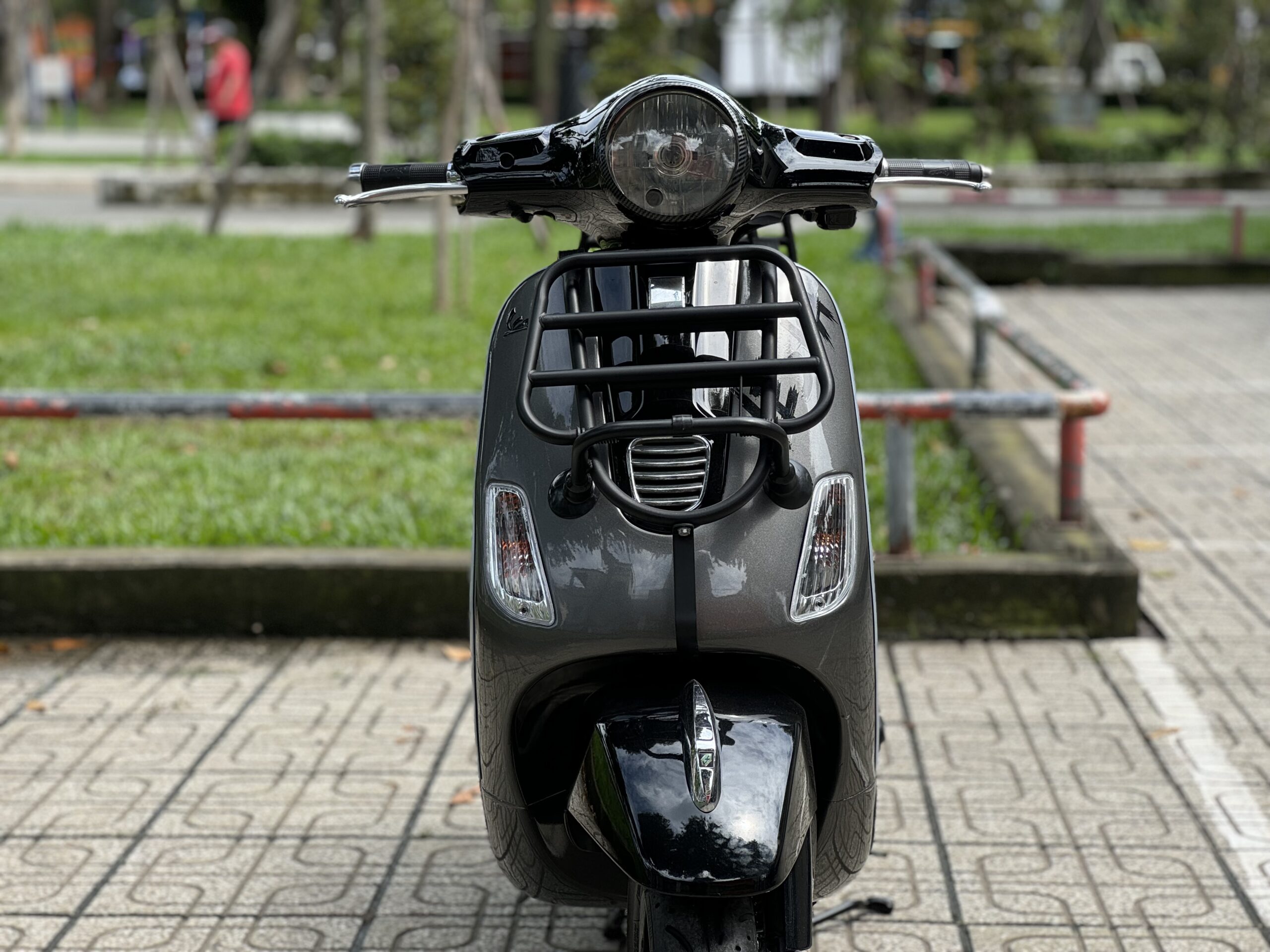 Hình ảnh Vespa cũ đời 2013 màu xám lông chuột (Chụp bởi Phương Đông)
