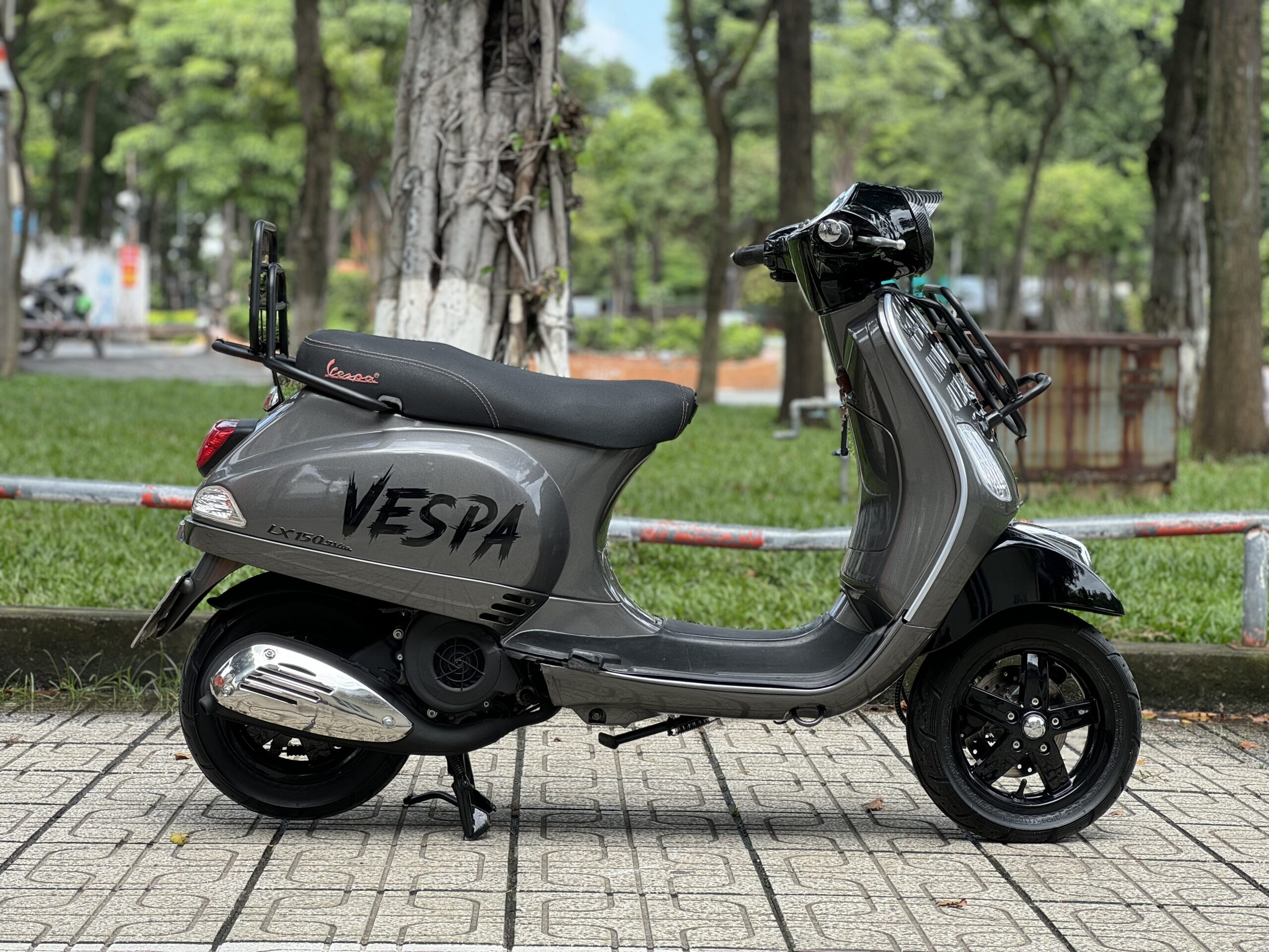 Hình ảnh Vespa 2013 cũ màu xám lông chuột (Chụp bởi Phương Đông)