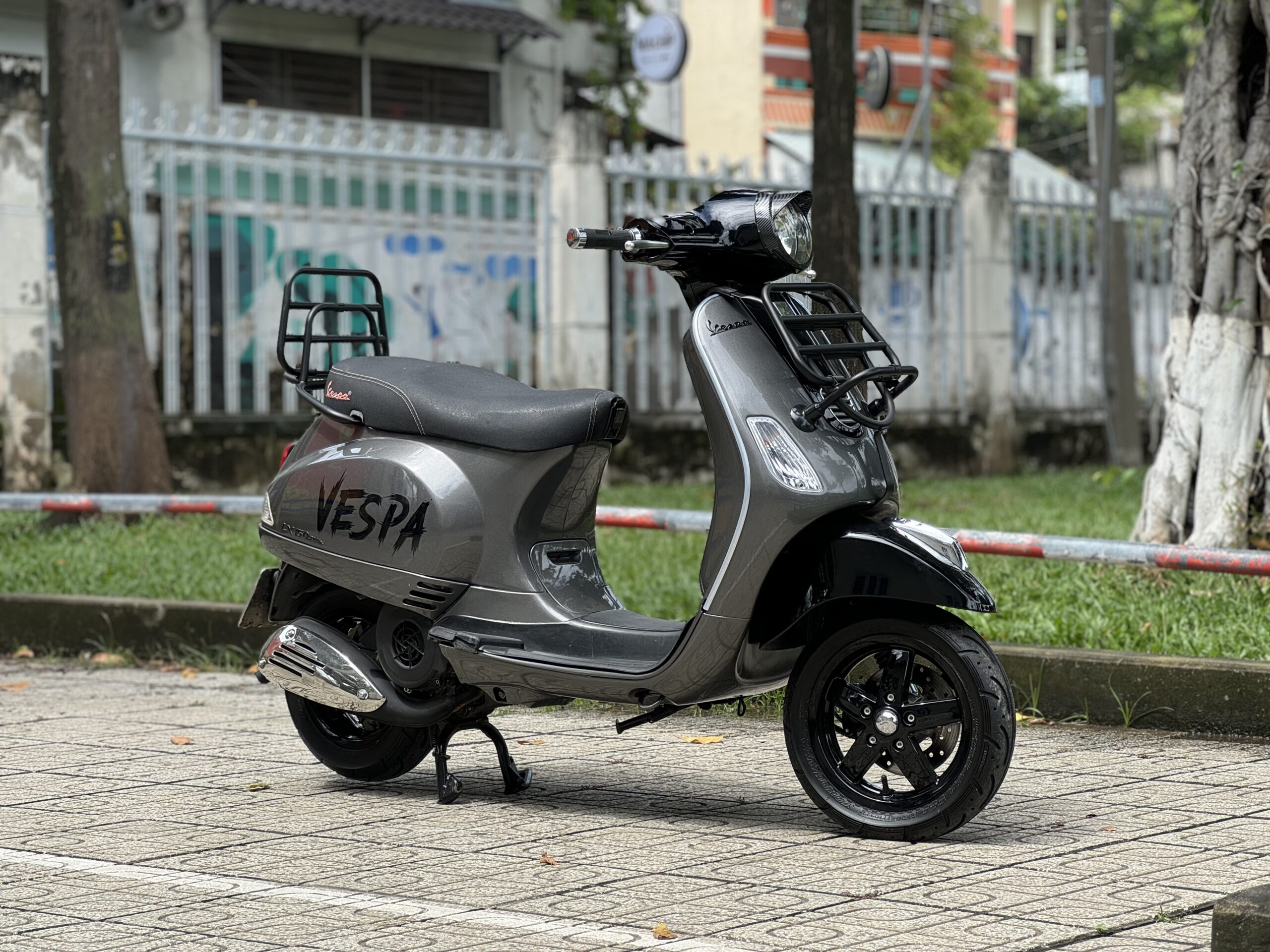 Hình ảnh của xe máy Vespa cũ đời 2013 màu xám lông chuột (Chụp bởi Phương Đông)