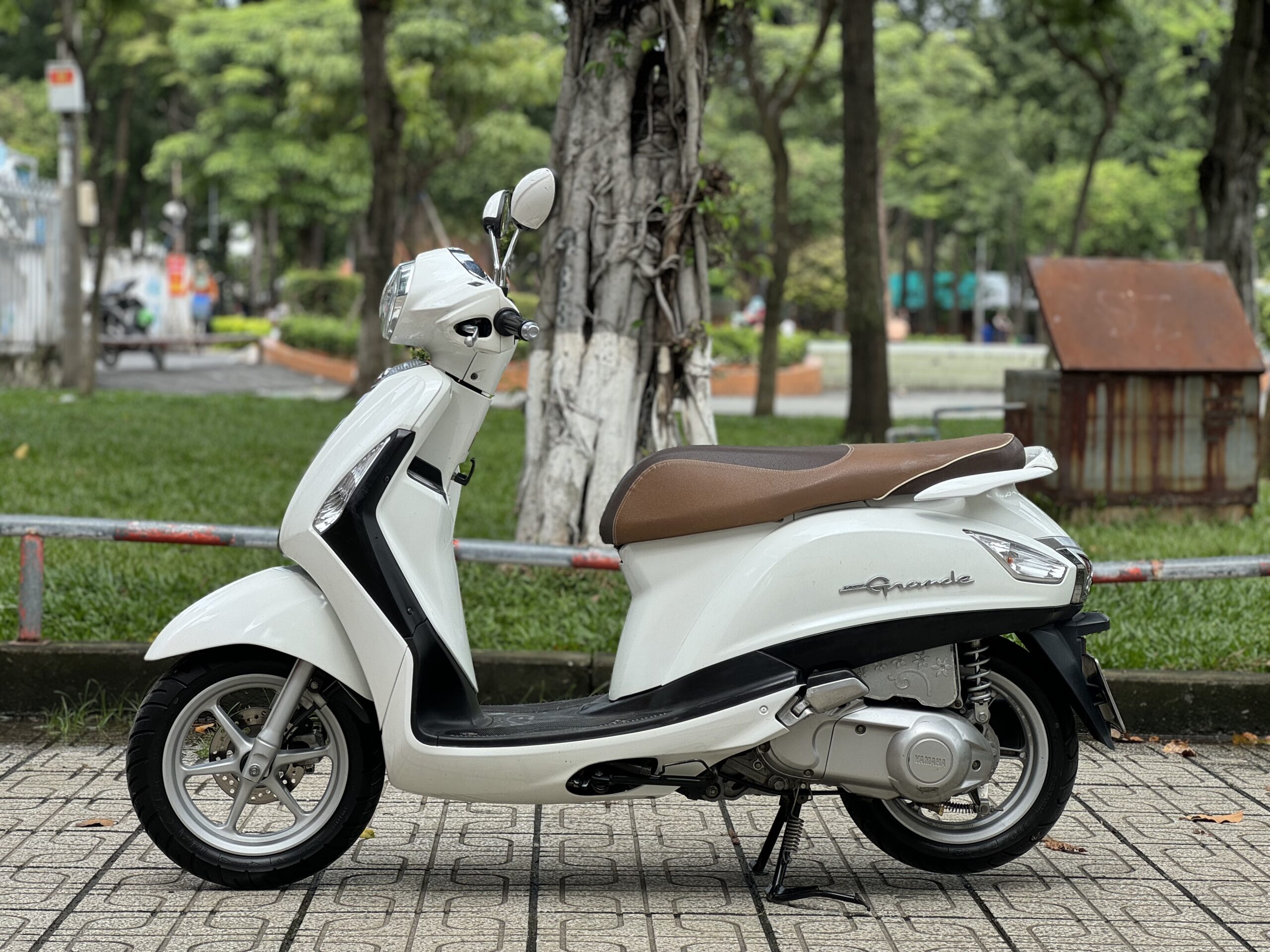 Xe Grande cũ đời 2017 màu trắng