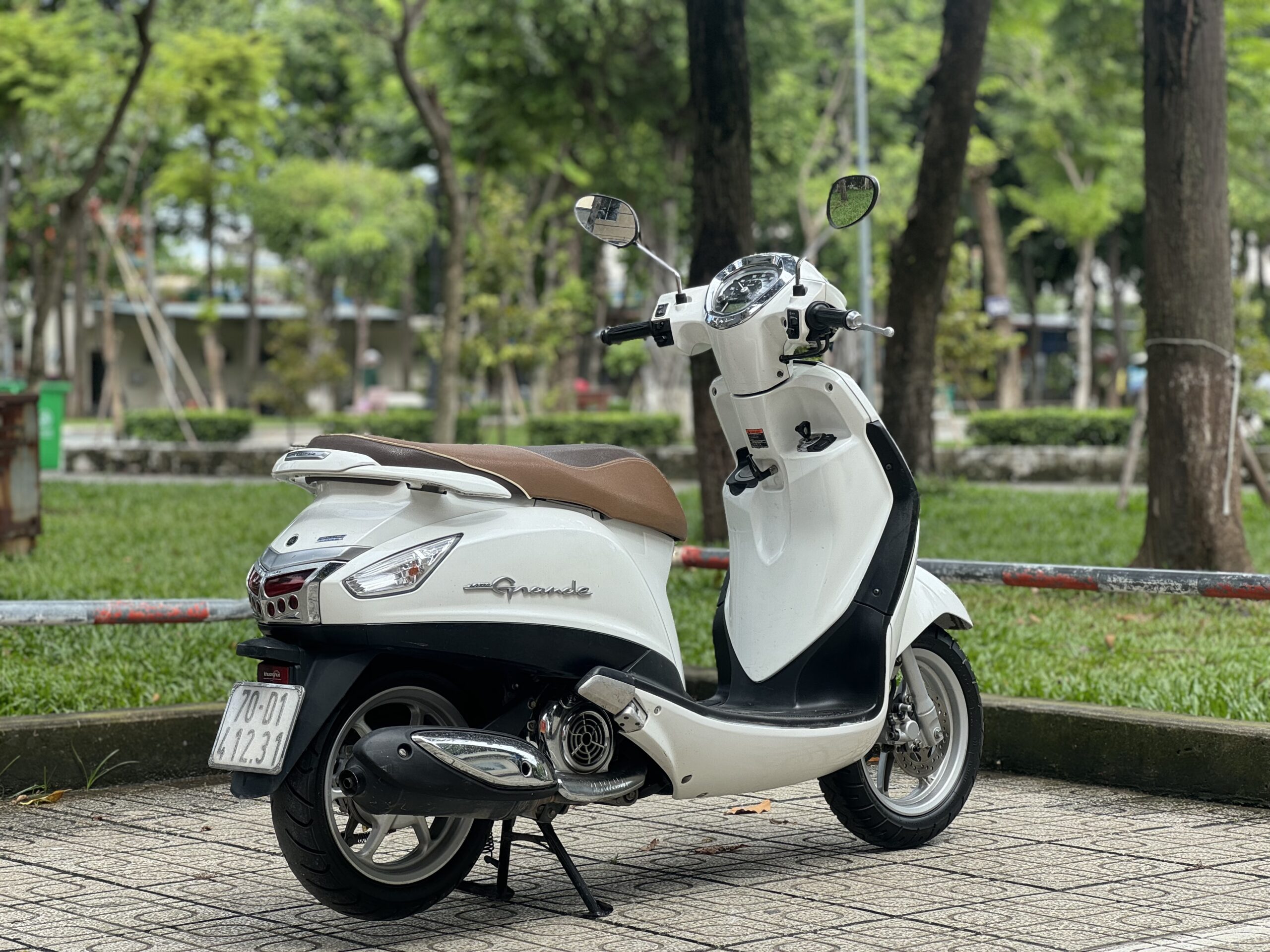 Ngoại hình xe Grande cũ đời 2017 màu trắng