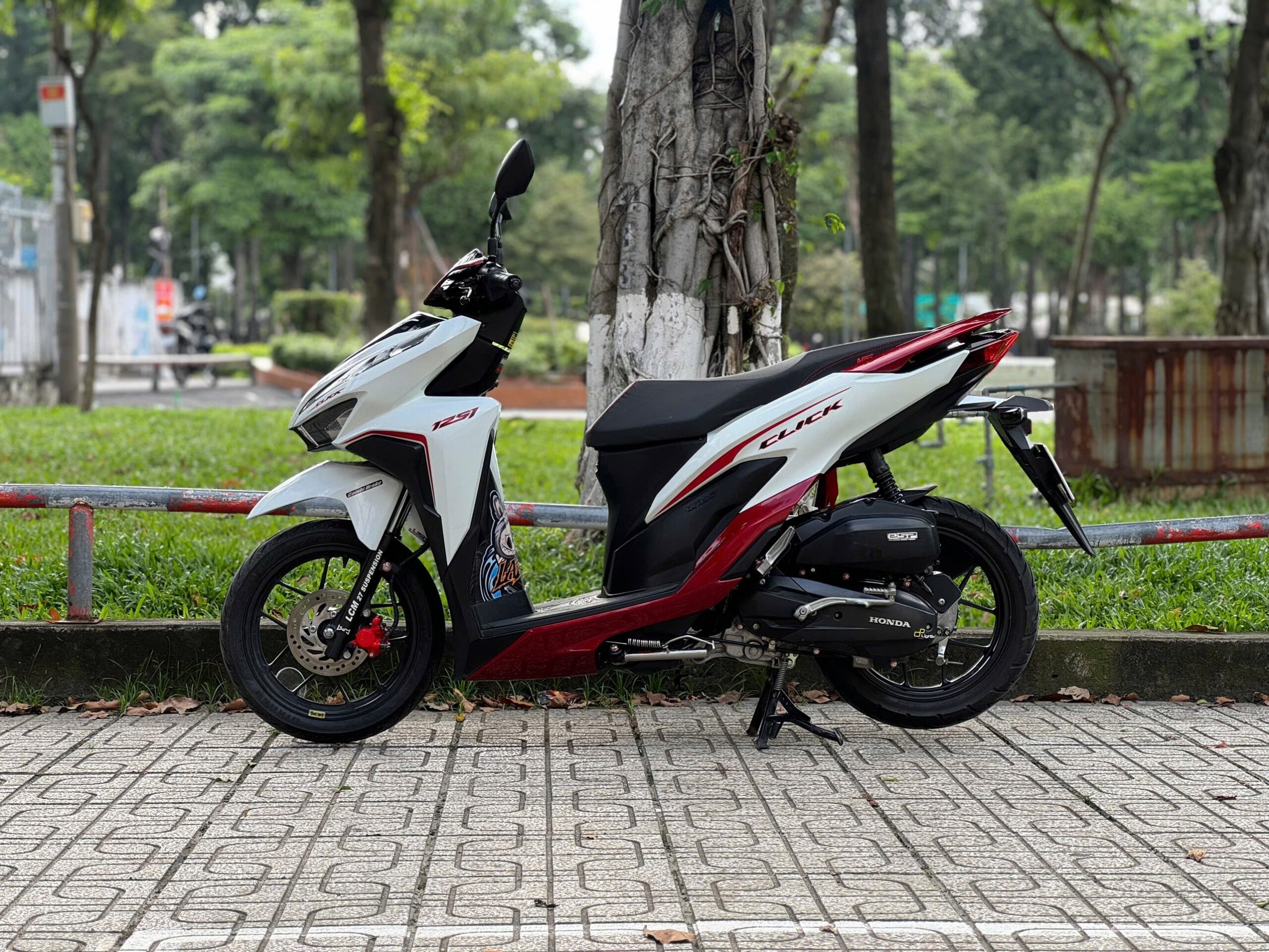 Xe Honda Click cũ 2021 màu trắng đỏ