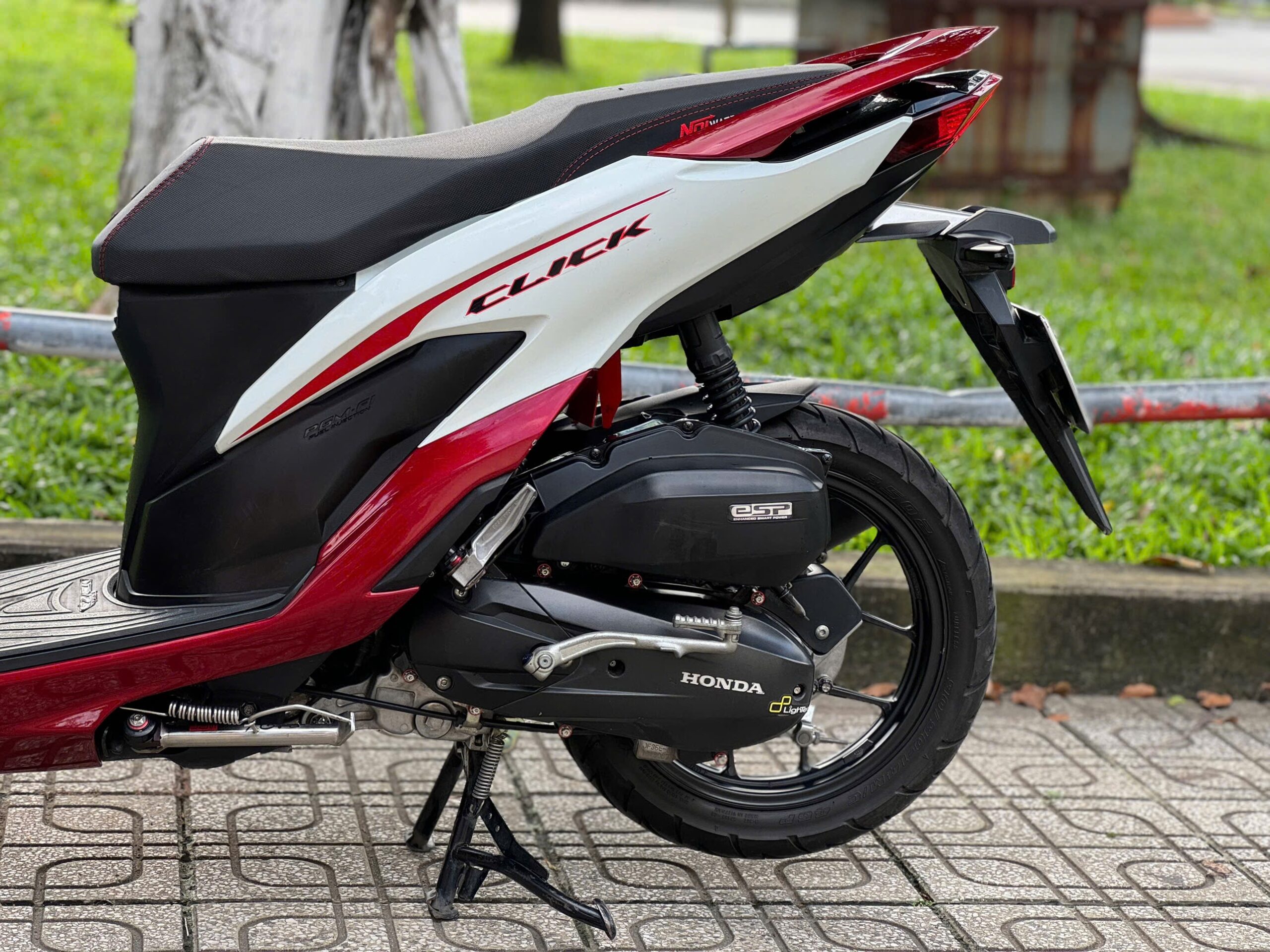 Hệ thống phụ tùng của xe Honda click 2021 cũ màu trắng đỏ 