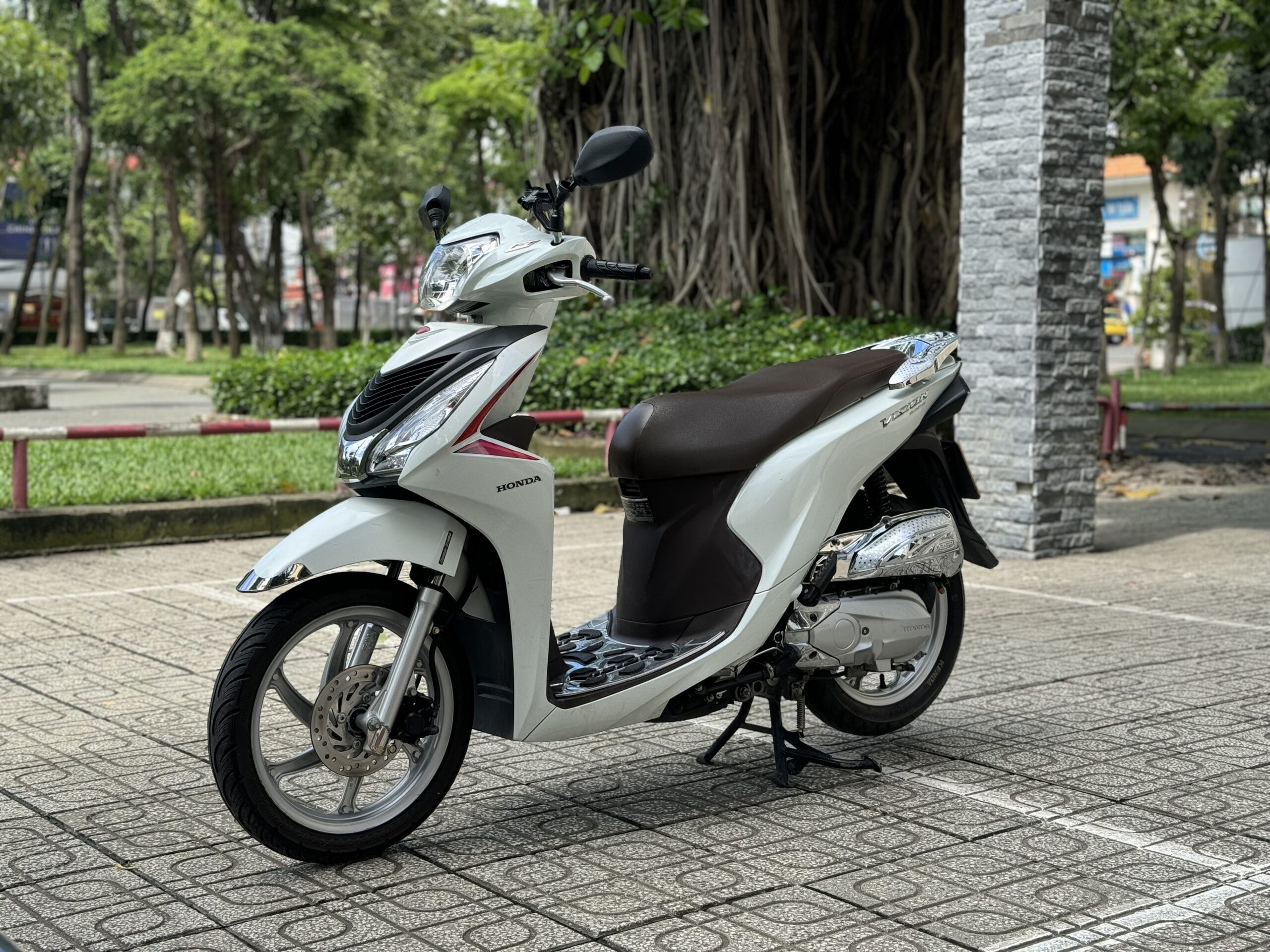 Xe Vision 2020 cũ màu trắng
