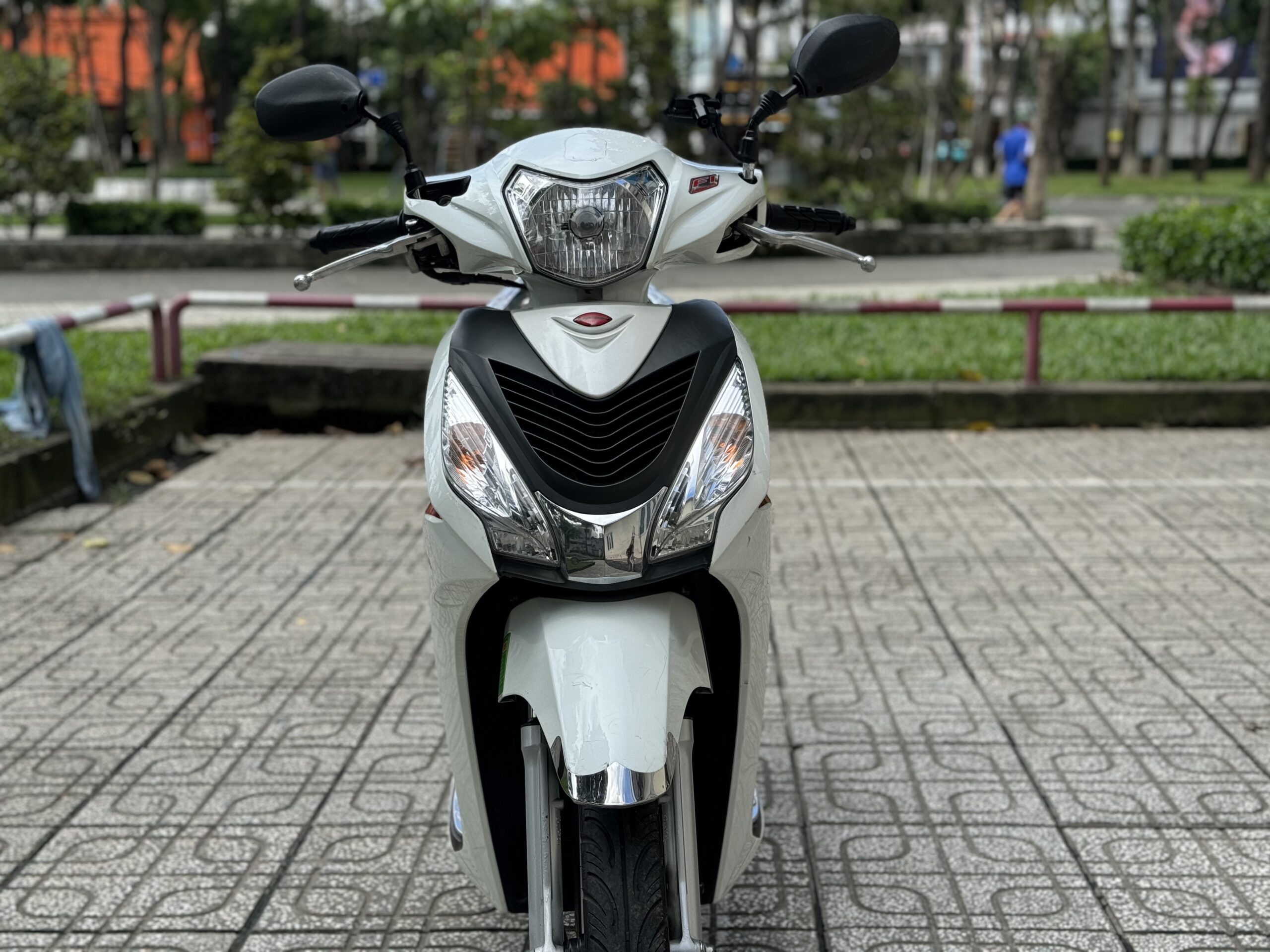 Vision 2020 cũ màu trắng tại cửa hàng Phương Đông