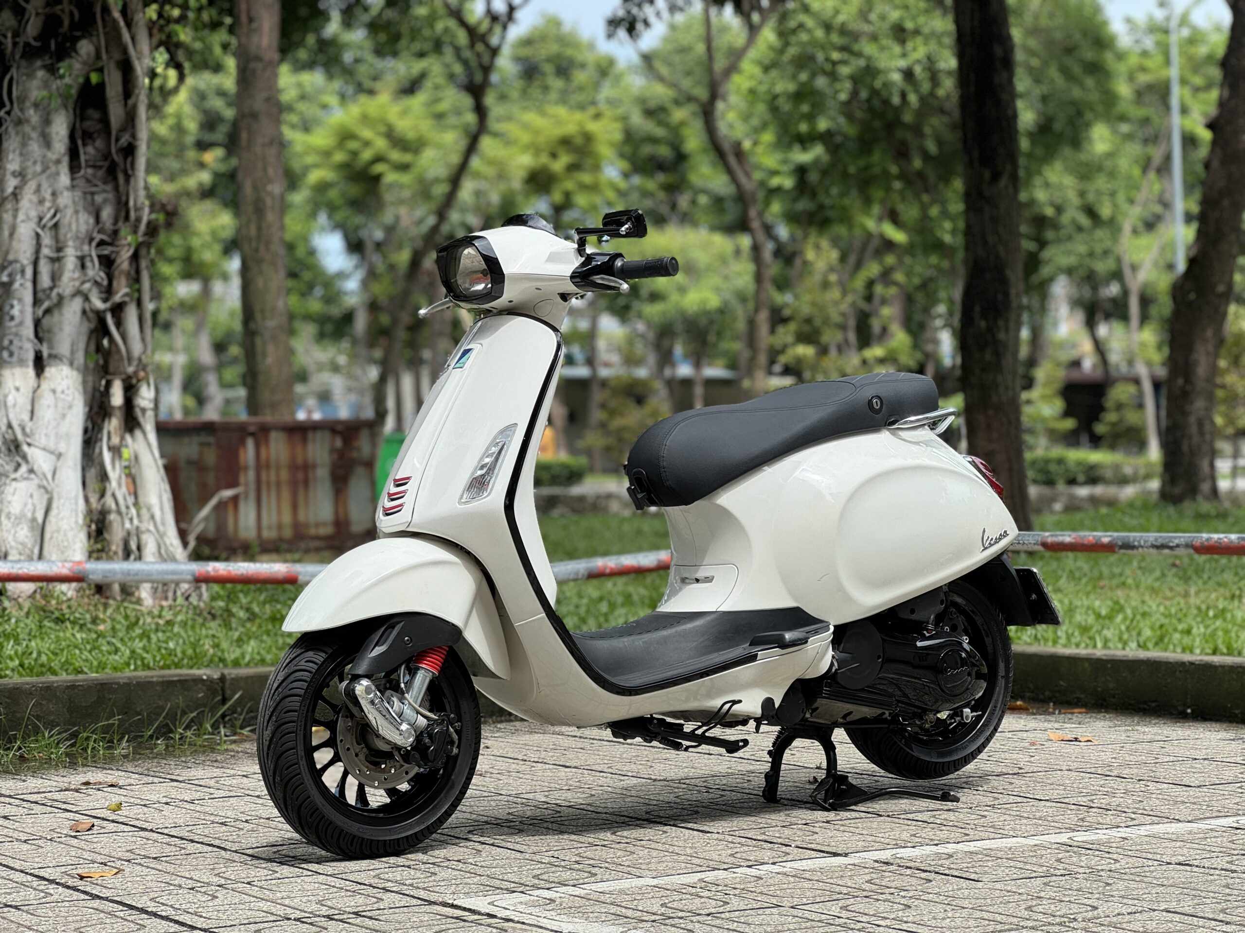 Đặc điểm nổi bật của xe Vespa Sprint 2016 cũ màu trắng