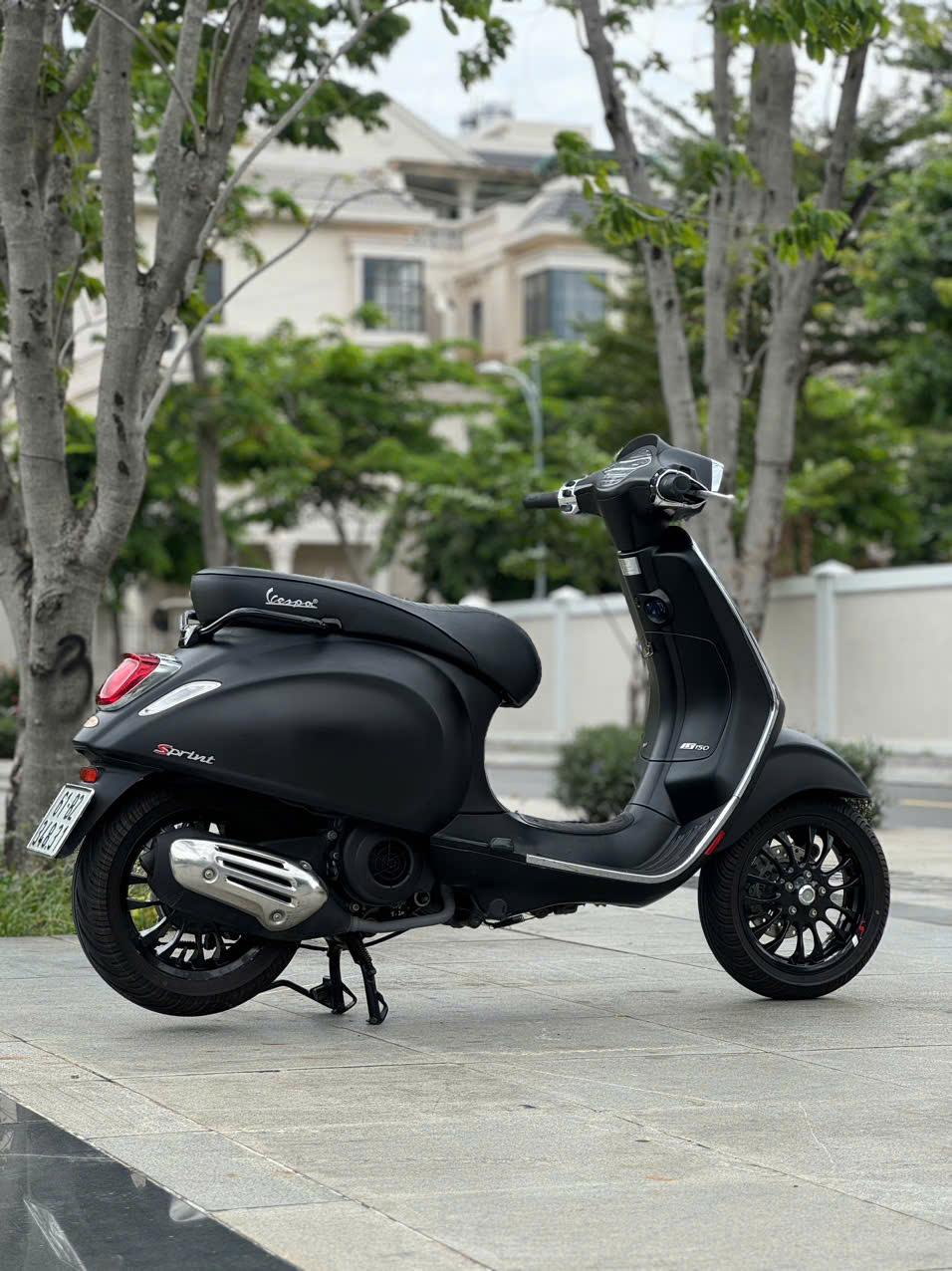 Dàn áo chiếc xe Piaggio Vespa 2025 cũ (Chụp bởi Phương Đông)