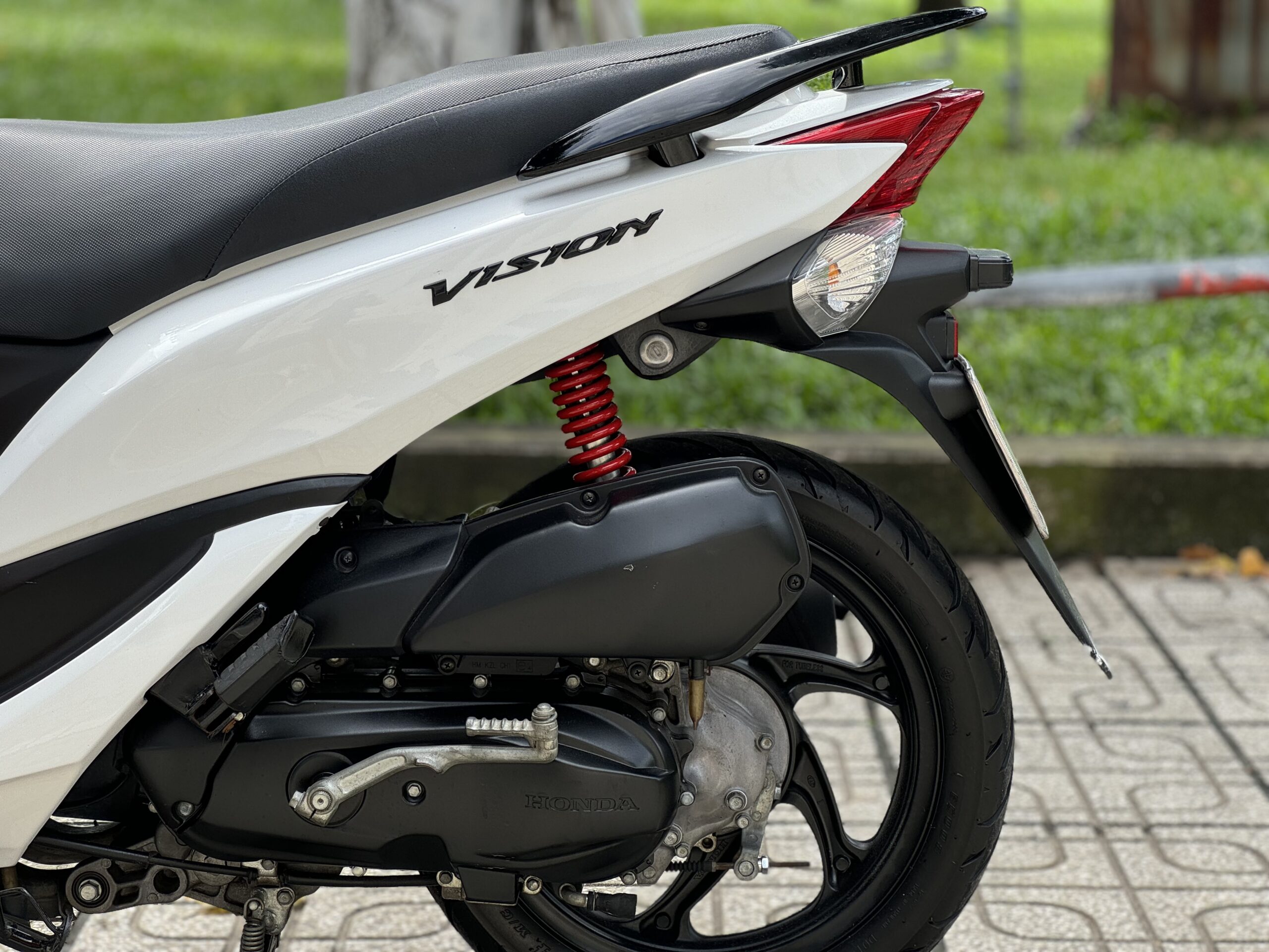 Xe giữ nguyên máy zin 100%, chưa từng dọn lại nên đảm bảo độ ổn định và bền bỉ theo thời gian.