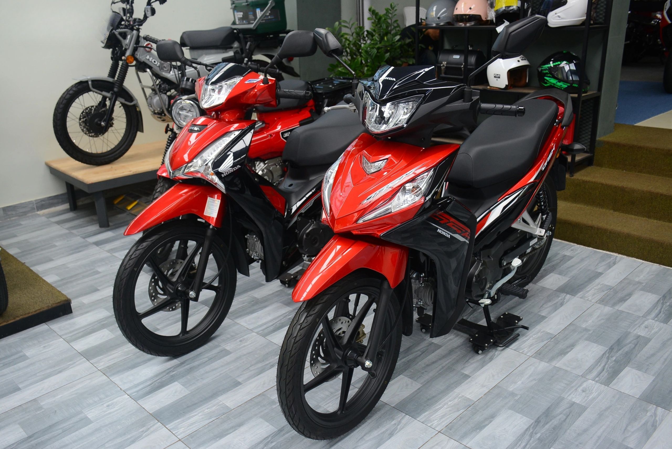 Honda Wave 125i và Honda Dash 125 tạo dáng theo hai phong cách khác nhau (nguồn: Internet)