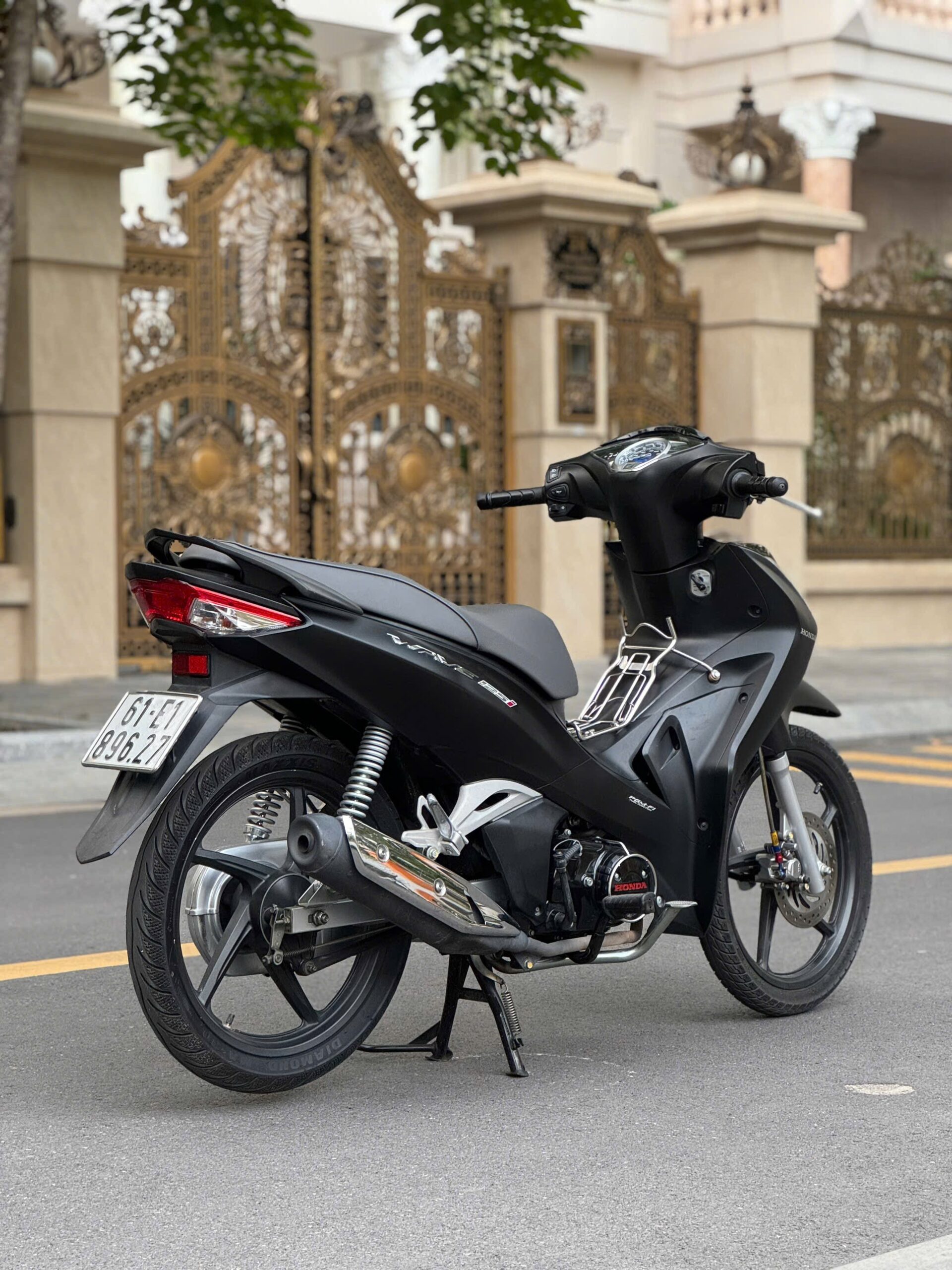 Ngoại hình phía sau xe Honda Future 125 FI 2021 cũ