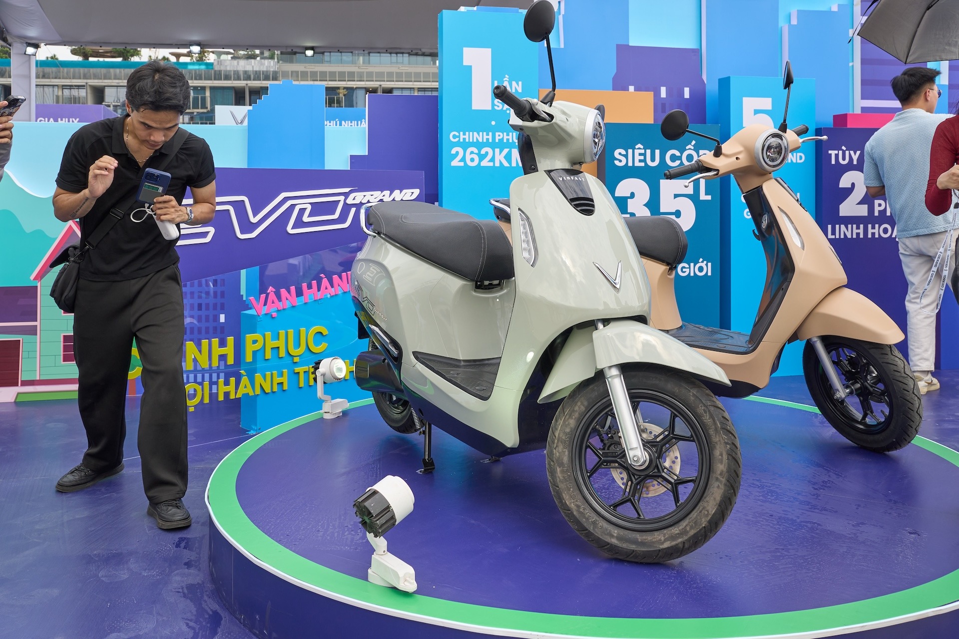 VinFast Evo Grand Lite mới ra mắt sở hữu kiểu dáng thời trang, đặc biệt có thể lắp thêm 1 pin bổ sung để sử dụng (nguồn: Internet)
