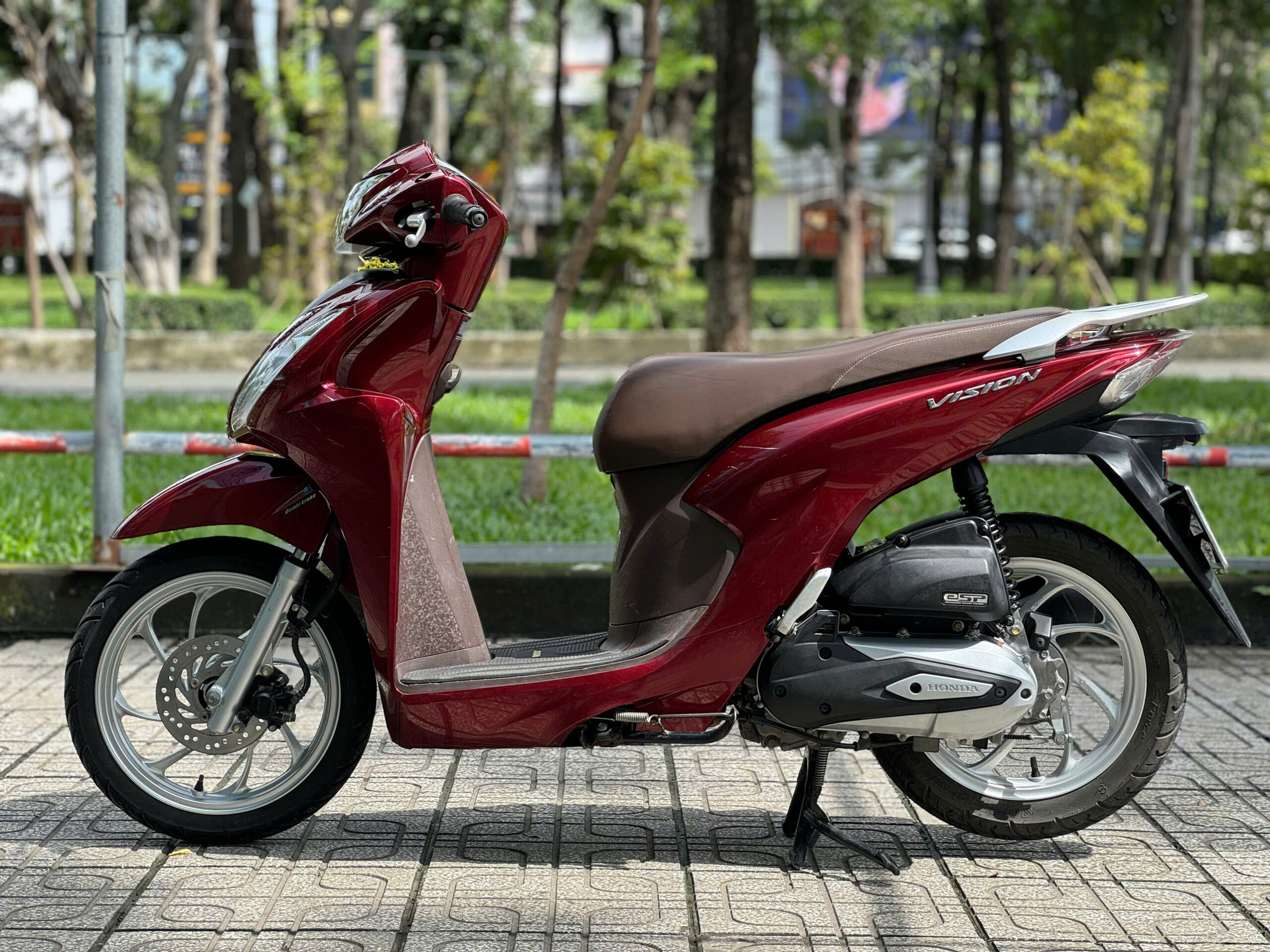 Ngoại hình xe Honda Vision 2021 cũ màu mận đỏ tại cửa hàng xe Phương Đông