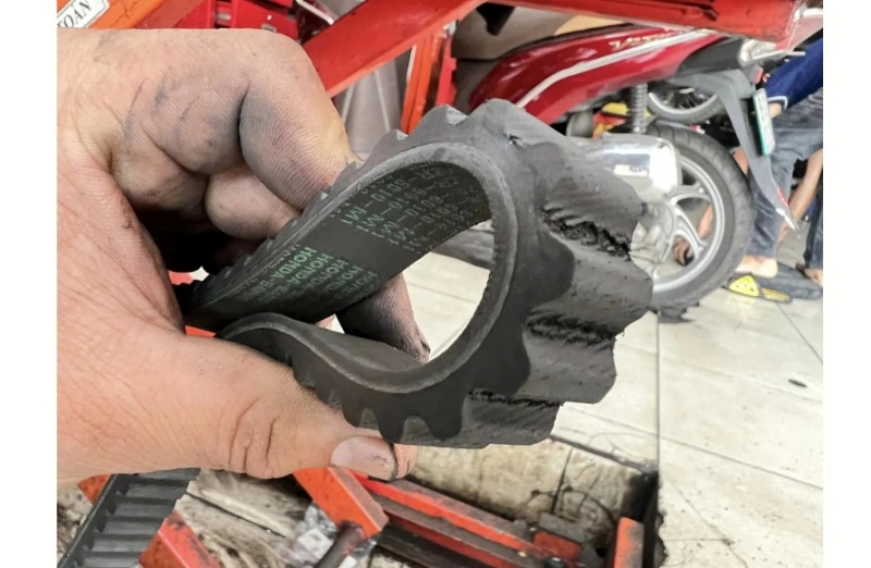 Khu vực truyền động bằng dây curoa của xe tay ga