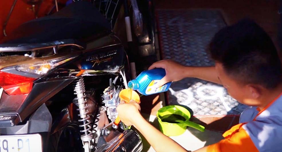 Cần thay dầu nhớt xe máy thường xuyên để xe máy vận hành trơn tru