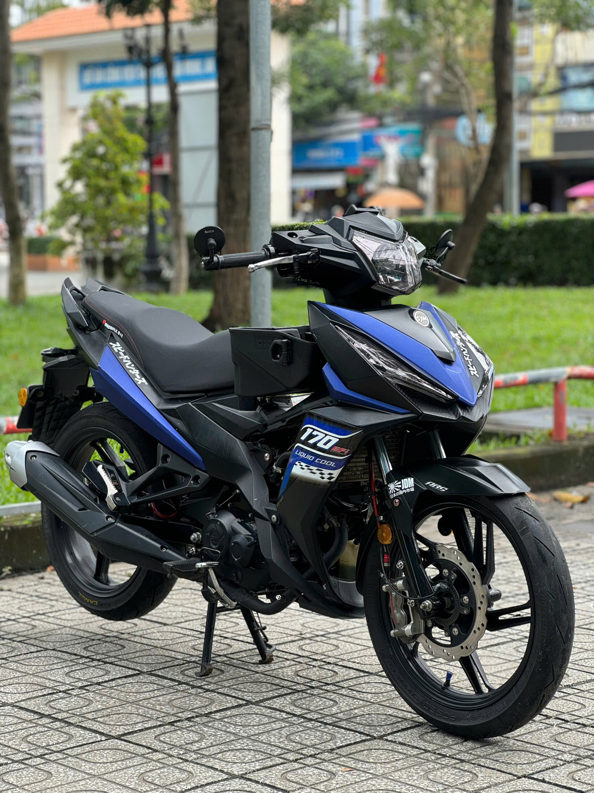 Phần đầu xe với cụm đèn và xi nhan hoạt động tốt, kết hợp yên dài, sàn để chân rộng rãi giúp người lái và người ngồi sau di chuyển thoải mái trên những chặng đường dài.