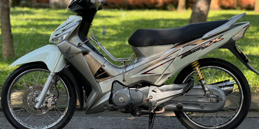 Hình ảnh xe máy Future X 2010 Fi tại cửa hàng Phương Đông.