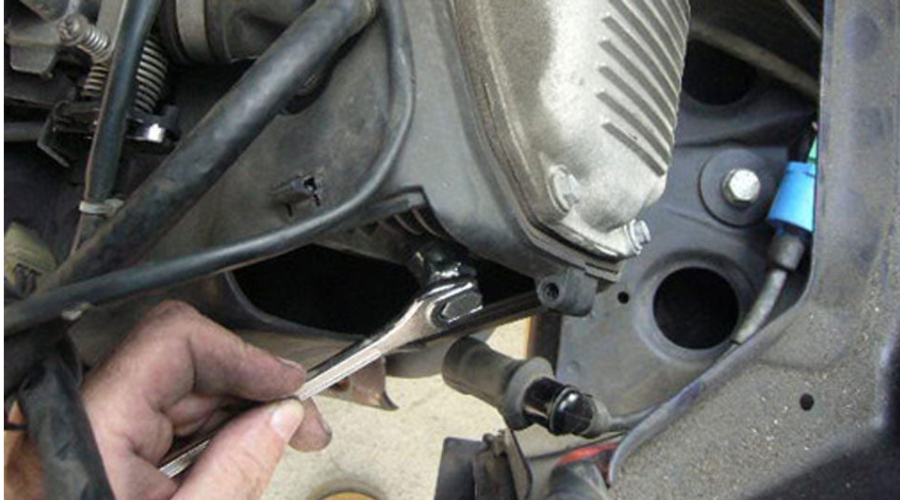 Hình ảnh kiểm tra bugi xe máy (Nguồn: Internet)