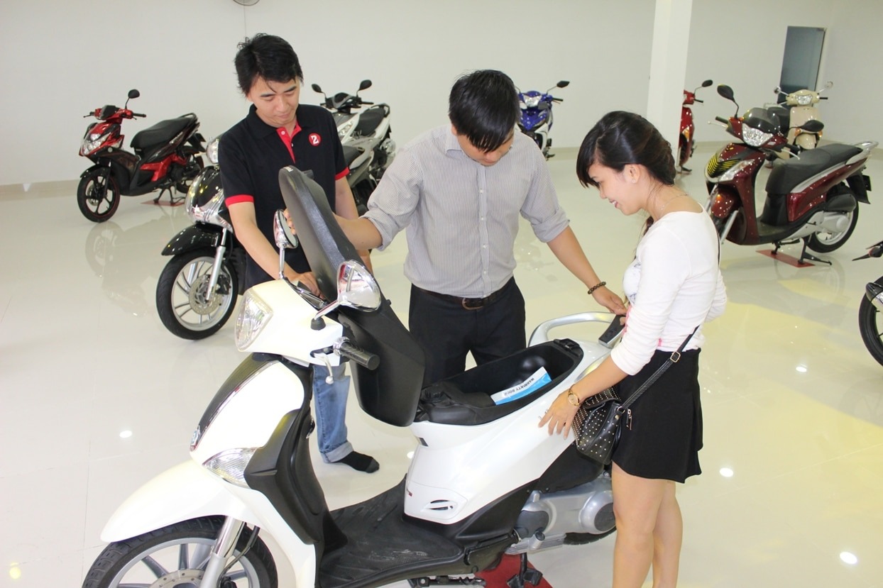 Người mua và người bán xe máy cũ