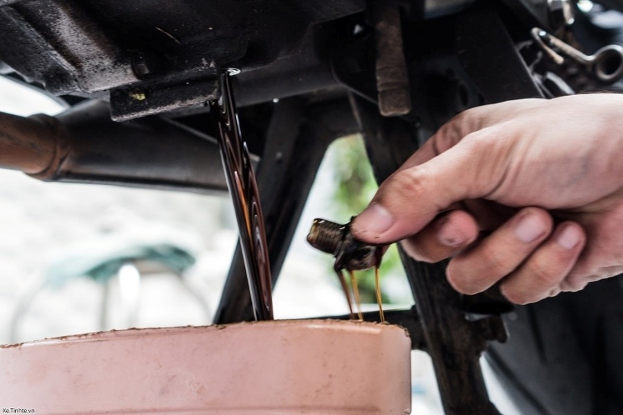 Nhớt kém chất lượng hoặc quá hạn