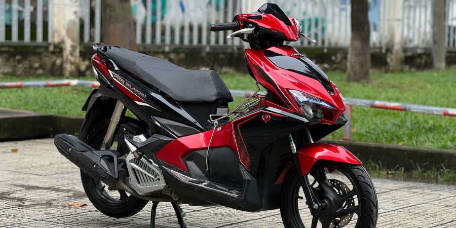 Xe Air Blade có thiết kế thể thao cá tính, cốp rộng và động cơ khỏe, giúp xe chạy ổn định ngay cả khi leo dốc hoặc chở nặng.