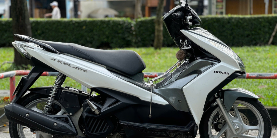 Xe Honda AB 2013 là mẫu xe máy cho nam, nhờ thiết kế dày dặn và khả năng vận hành mạnh mẽ.