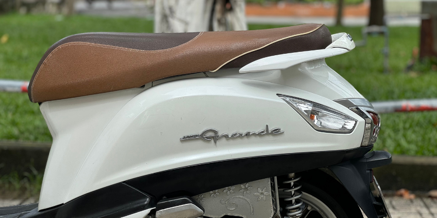 Xe máy Grande 2017 là mẫu xe thời trang với thiết kế mềm mại, nữ tính và yên rất êm.