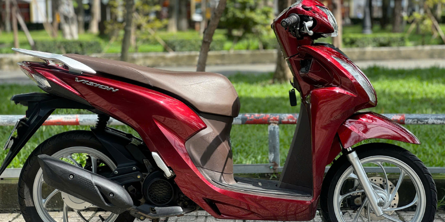 Xe máy Vision 2021 là đời mới hơn với nhiều cải tiến như động cơ eSP+, thiết kế trẻ trung và trọng lượng nhẹ.