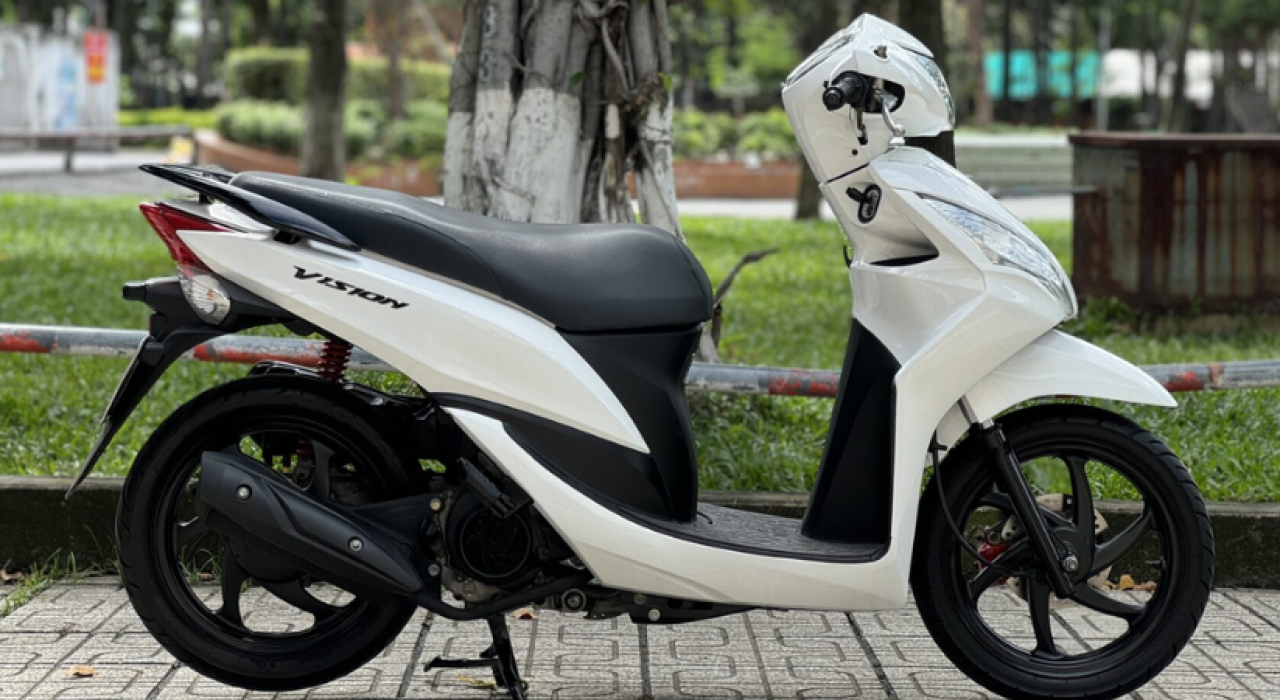Xe máy vision đời 2013 tại cửa hàng Phương Đông.